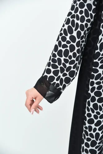 عباية مشجّر العودة لون اوف وايت بتفصيلة شيفون هاي...