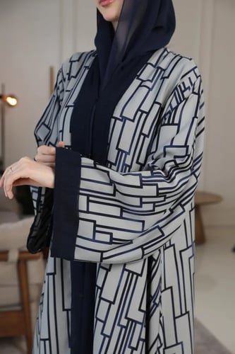 عباية كلوش رمادي مع مربعات كحلي ببندة شيفون