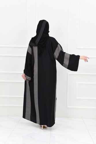 عباية مقلمة بالأبيض والأسود من جهة واحدة