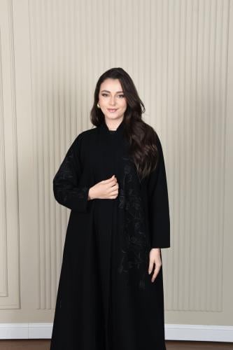 عباية انيقة بتطريز أسود ساحر