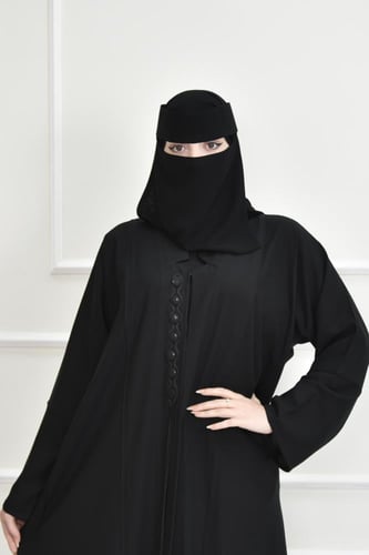 عباية سادة مزينة بأزرار على الصدر