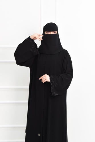 عباية كريب ملكي بتطريز فخم على الكم المربع