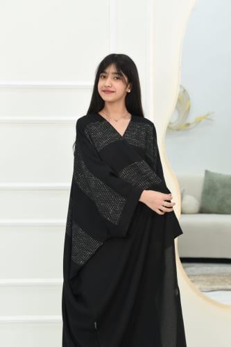 عباية بناتي بقماش العودة مقلمة بالأبيض