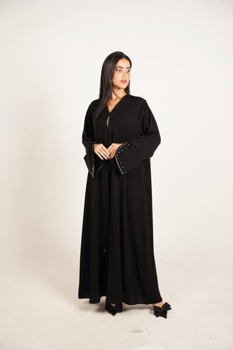 عباية بأكمام مفتوحة مطرزة بالأبيض والأسود