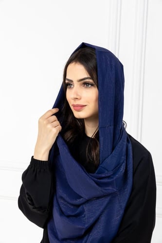 طرحة باللون الكحلي بلمعة