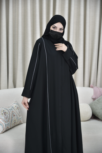 عباية كريب مع قيطان رصاصي واكمام مقلوبة