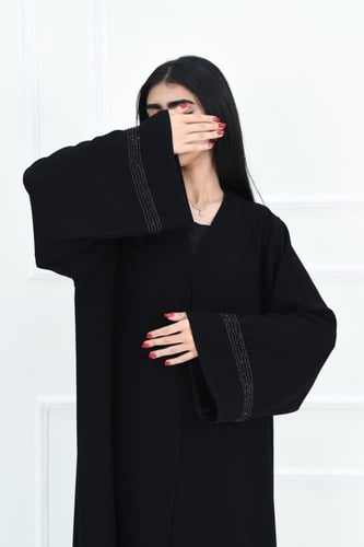 عباية كريب بتطريز شك يدوي بالزريكون على الاكمام