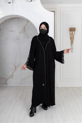 عباية مزينة بتطريز بالأكمام ومنسقة باللون البيج