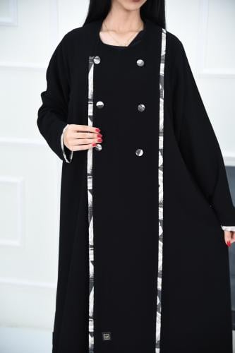 عباية كريب بخطوط ملونة وأزرار قماشية أنيقة