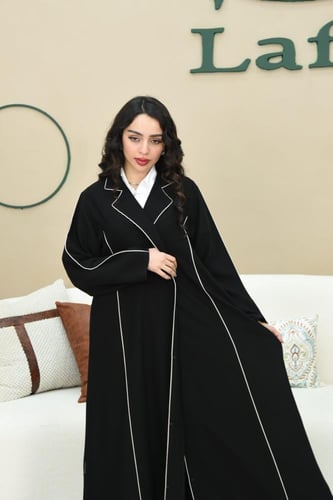 عباية بياقة مميزه وبتحديدات ملونة على الحواف