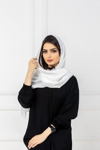 طرحة باللون الابيض شيفون بلمعة