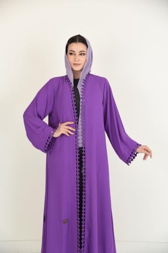 عباية بنفسجية أنيقة بتفاصيل لوكسة على الحواف