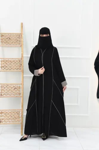 عباية سوداء بأكمام مقلوبة بيج وقيطان