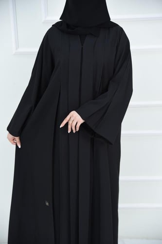 عباية كريب بأناقة الكسرات وتفاصيل التطريز الراقية