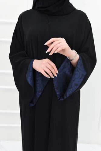 عباية سوداء بأكمام مفتوحه مبطنة بالجاكار لون كحلي