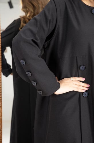 عباية كريب يزينها أزرار وثنيات أنيقة