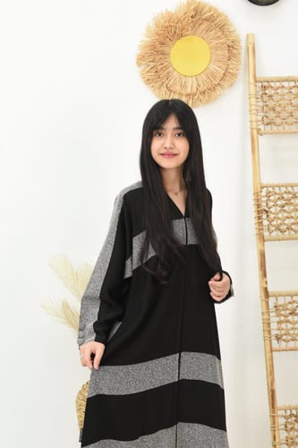 عباية بناتي بقماش مقلم بالأبيض والأسود