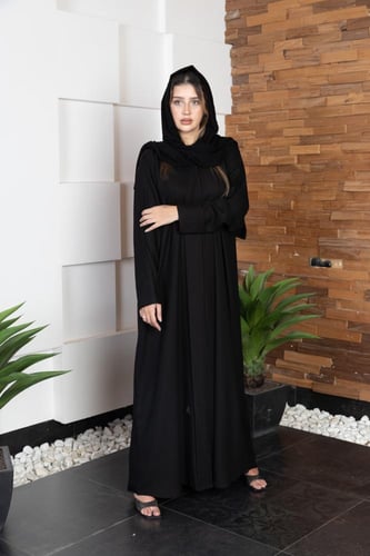 عباية سوداء بثنية منسدلة الى الأسفل