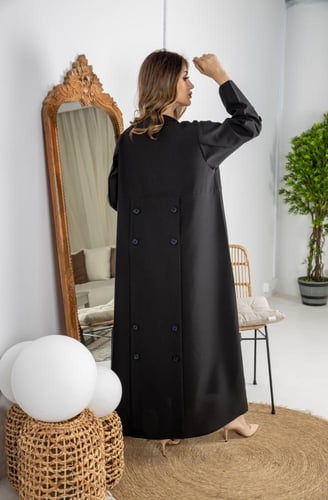 عباية كريب يزينها أزرار وثنيات أنيقة