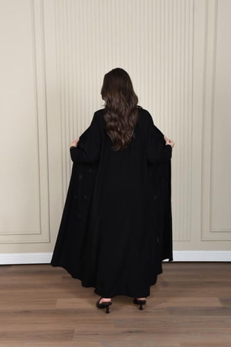 عباية أنيقة بتطريزات من الصوف والخرز