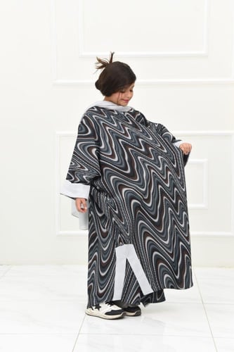 عباية بناتي نص بشت بقماش مموج واكمام رمادي