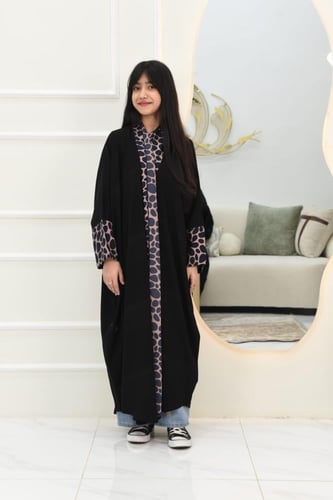 عبايه بناتي لف بقماش كلاريج بتفاصيل من قماش منقط