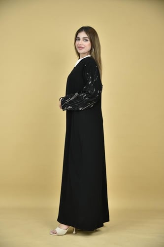 عباية ملكي بتفاصيل تطريز ذهبي وأسود