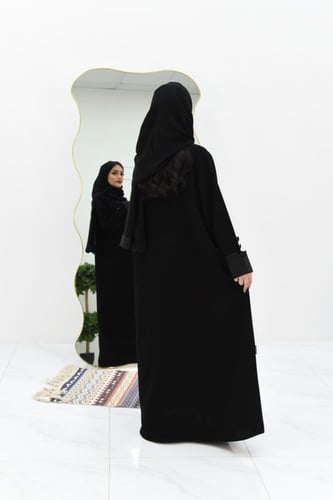 عباية سوداء بياقة واكمام جاكار