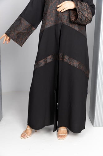عباية جود بأشكال مثلثات باللون البني مزينة بفصوص ا...