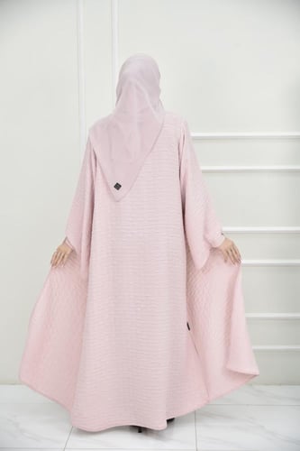 عباية ساحرة بقماش مموج بلون وردي