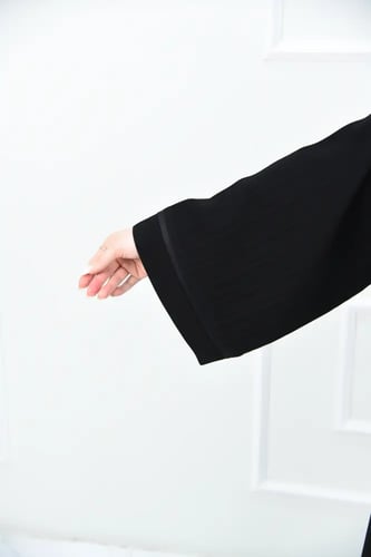 عباية كاجوال مقلم بالطول مع برواز لامع