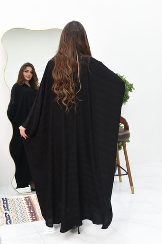 عباية بشت مقلمة بخطوطه متناغمة :بكم مربع