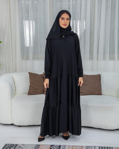 عباية كلوش سوداء طبقات وبأكمام زم