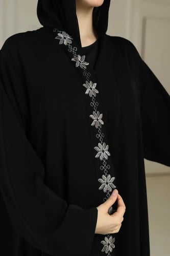 عباية كلوش نواعم بتطريز مع كسرات خلفية