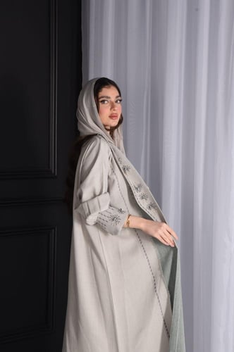 عباية كتان بلون بيج فاتح بتطريز ساحر من الخرز والأ...