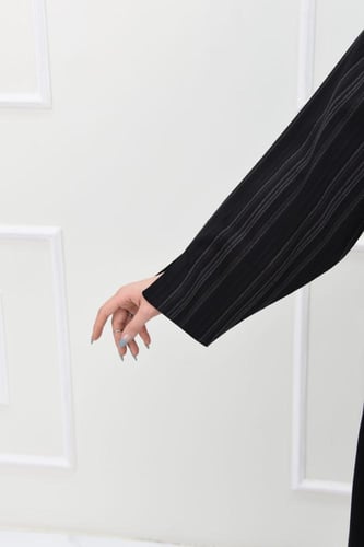 عباية الحان بأكمام وياقة مقلمة بالرمادي والأسود