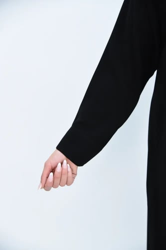 عباية بكسرات بتفاصيل جاكار مع أزرار ذهبية