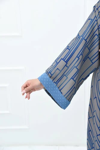 عباية ملونة بنقشة مربعات كحلي مع بندة