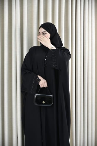 عباية نص بشت بتفاصيل دانتيل وتطريز على الأكمام