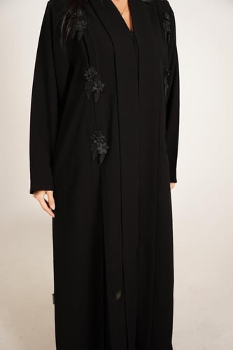 عباية أنيقة بكسرات وورود ساحرة على الصدر