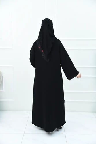 عباية كريب بتركيبة جاكار تركي ولمسات منحنيات أنيقة