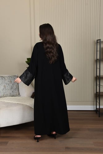 عباية بأكمام مربعة مزينة بنقوش جاكار لامعة