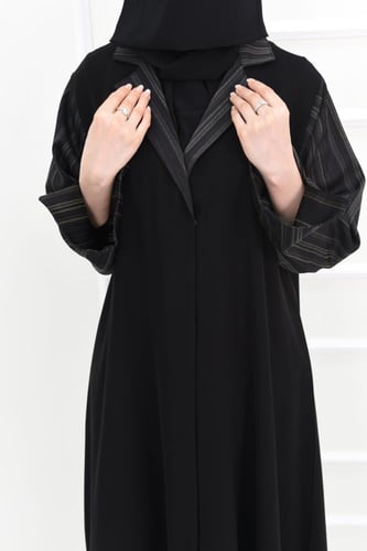 عباية الحان بأكمام وياقة مقلمة بالزيتي والأسود