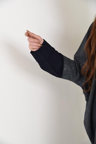 عباية نص بشت بلون رصاصي مشجر مع بندة واكمام كحلي