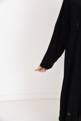 عباية ملكي مغلقة مع كسرات طولية