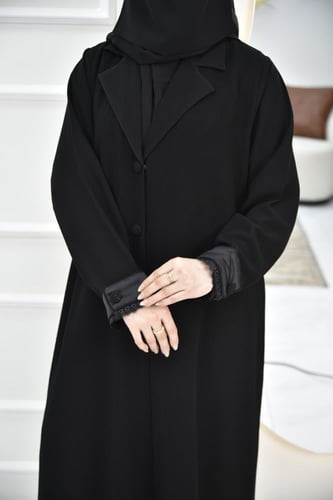 عباية كريب بياقة وأكمام مميزة