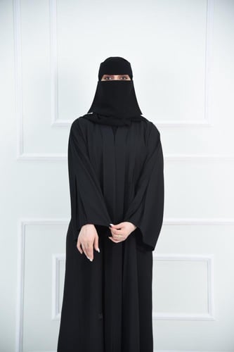 عباية كريب بأناقة الكسرات وتفاصيل التطريز الراقية