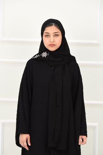 طرحة سوداء بتطريز فضي وبيج