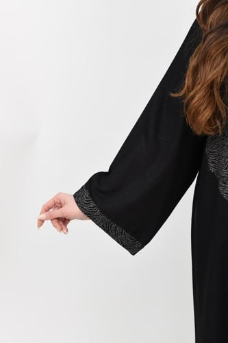 عباية سوداء جاكار بنقوش ناعمة بتفاصيل رمادية