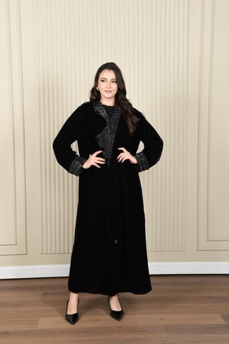 عباية مخملية بتفاصيل جلد لأناقة شتوية دافئة